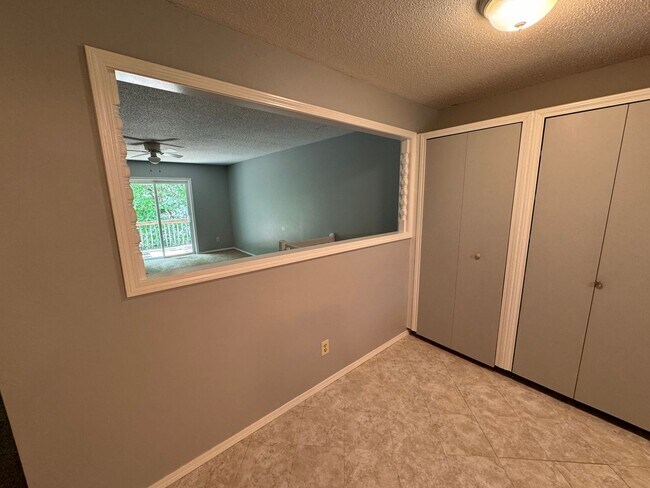 Building Photo - SPACIOUS DUPLEX in Southeast Springfield w...