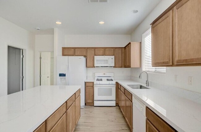 Building Photo - BEAUTIFUL 4 BEDROOM HOME IN GUARD GATED COMMUNITY!
