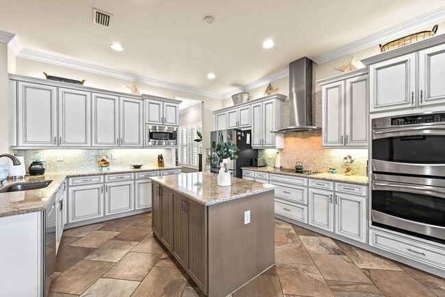 Building Photo - Furnished 3 Bedroom Luxurious Single Famil...