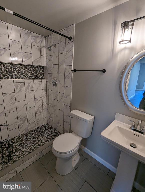 Building Photo - 1680 Thenia Pl