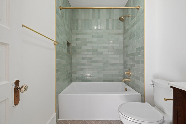 Building Photo - 707 E Front St