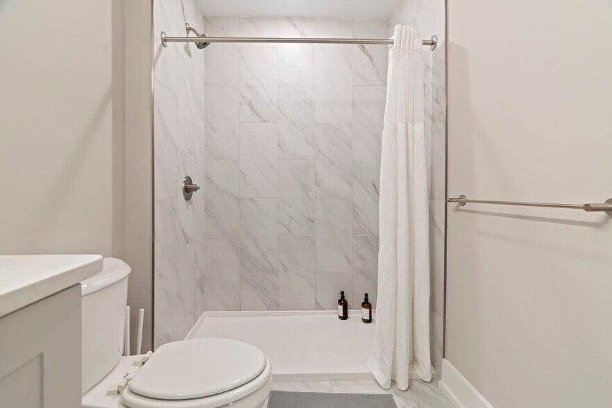 Building Photo - 901 Canal St