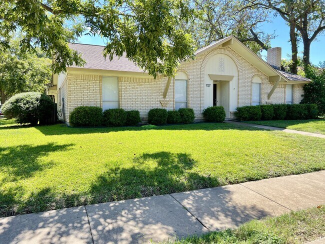 Building Photo - 2102 Richwood Dr