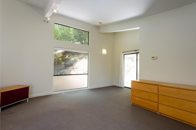 Building Photo - 3527 Oak Knoll Dr