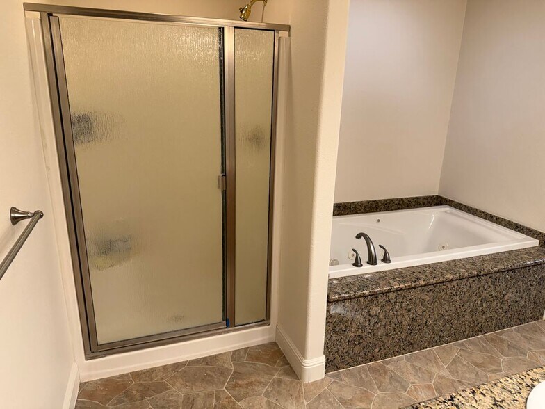 Building Photo - 16656 Pinecrest Ct