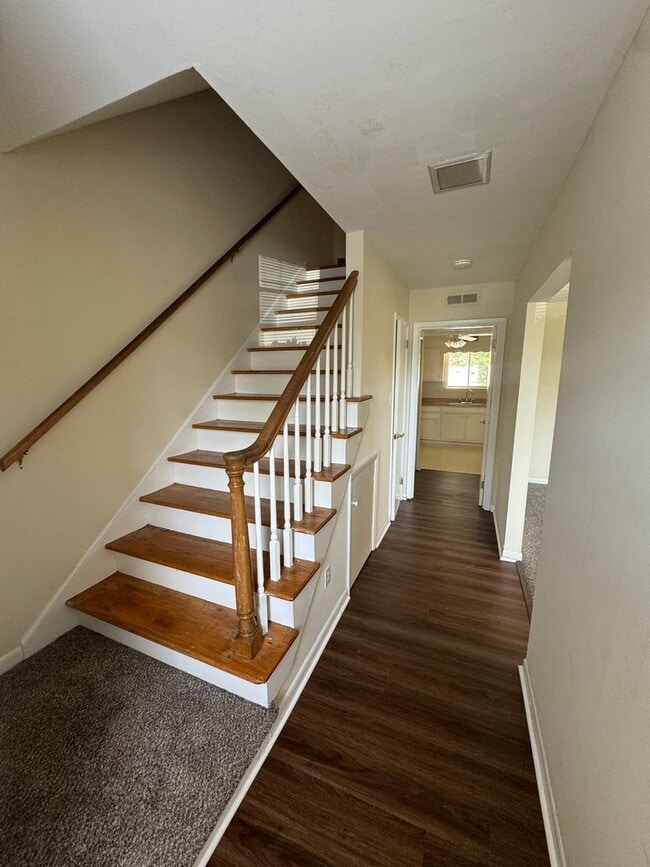 Building Photo - 2BR/2.5BA condo in Champion Court near Cen...