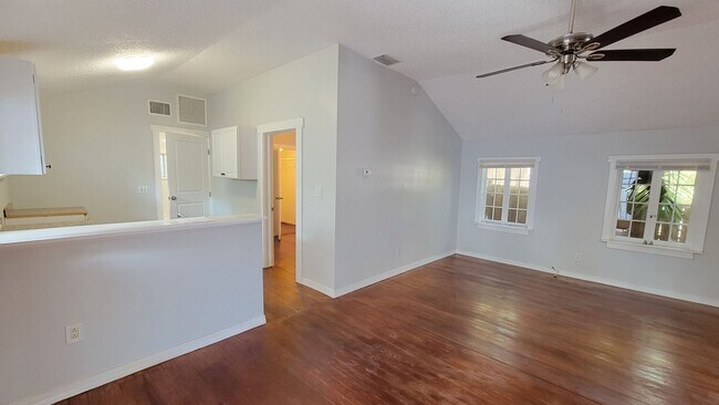 Building Photo - Charming Cottage Style 2 bed/1 bath Home N...