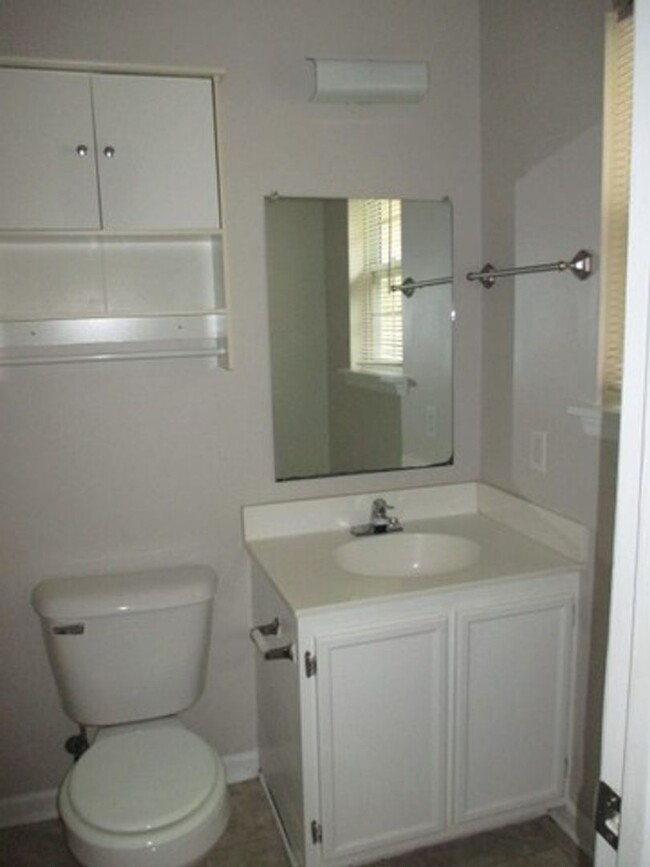 Building Photo - 112 Live Oak Ct