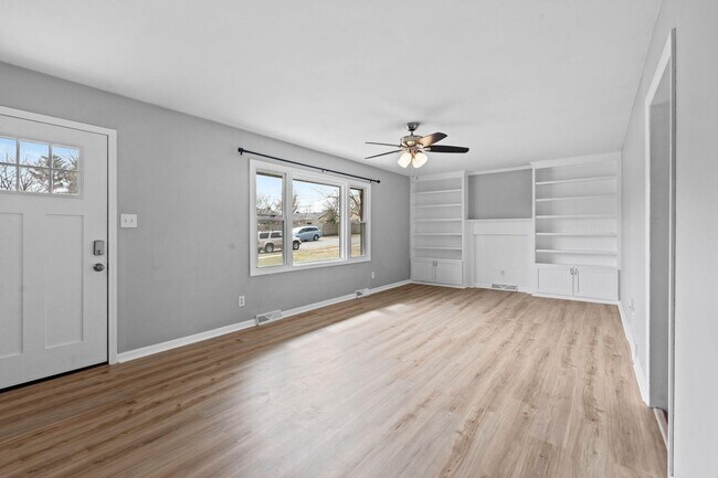Building Photo - 562 Lone Oak Dr