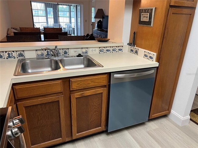 Building Photo - 333 Woodlake Wynde