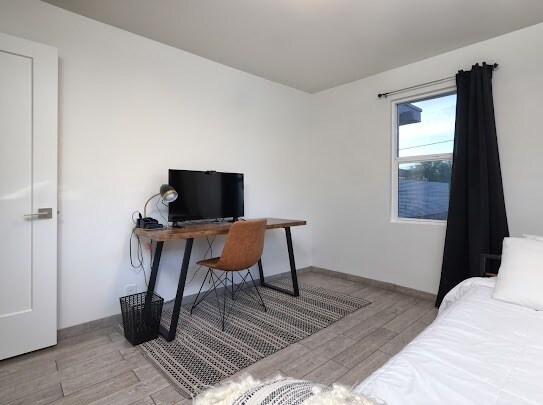 Building Photo - 2039 E 8th St