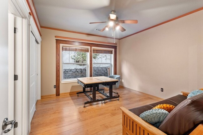 Building Photo - NW Grants Pass, Class, Style and Views!!!