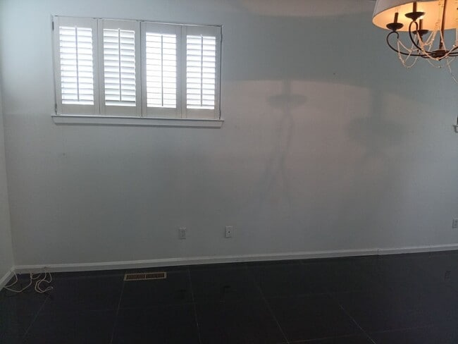 Building Photo - 3 Bedroom, 2.5 Bathroom Home! Schedule a S...