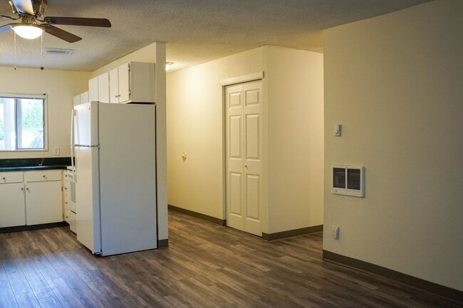 Building Photo - Nestled into Marquam Hill: Bright 2nd Floor 1Bed w/Private Balcony!