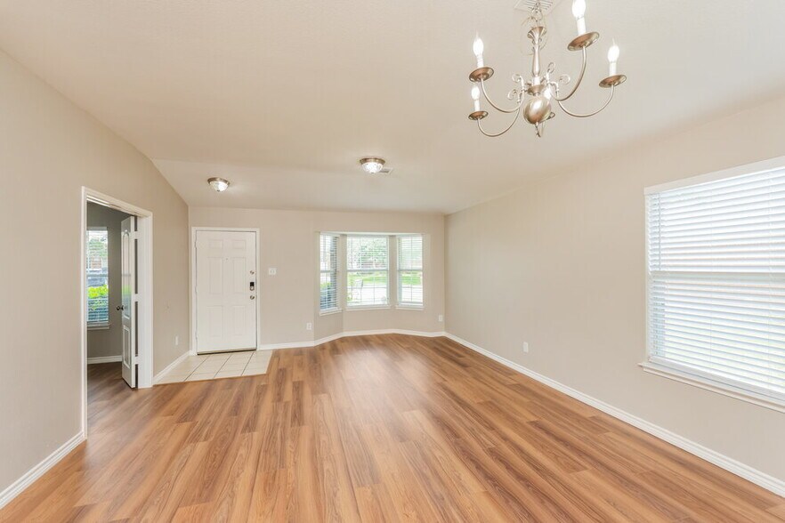 Building Photo - 2114 Rose May Dr