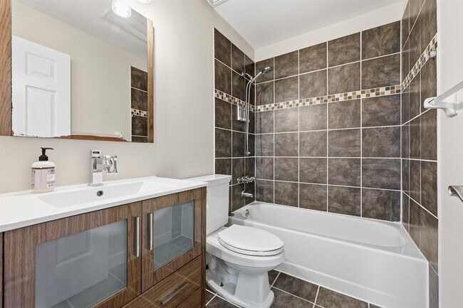 Building Photo - 215 St Michaels Walk