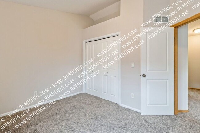 Building Photo - GREAT LOCATION!! 2 Bedroom, 2 Bathroom Tow...