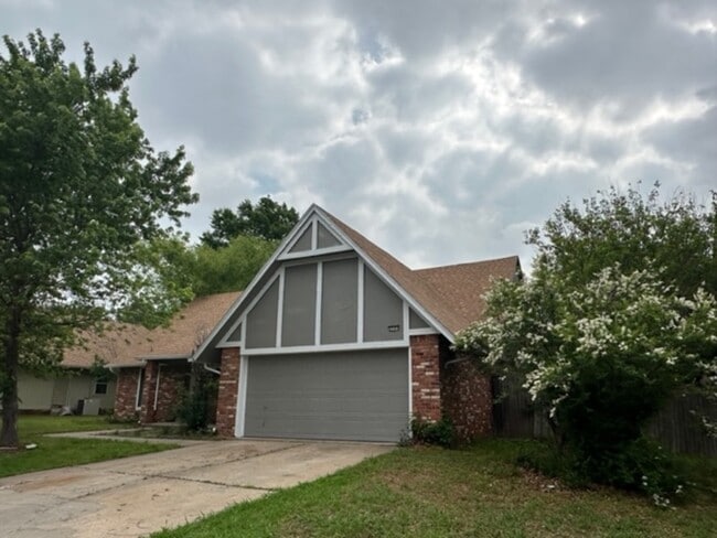 Building Photo - 2301 S Chestnut Ave