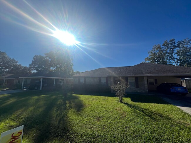 Building Photo - 3/2 brick house off of Verot School Rd.