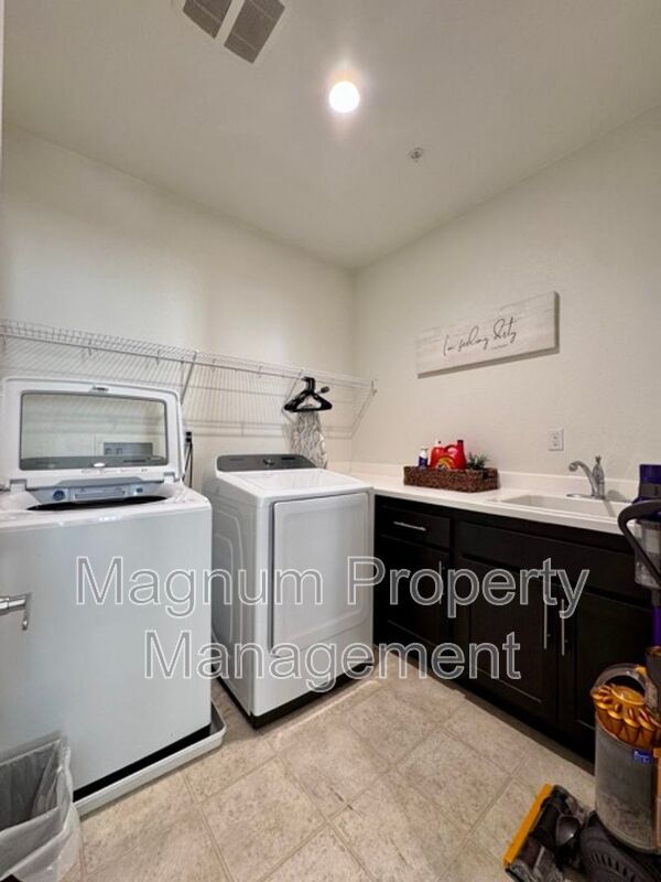 Building Photo - 38572 Rosegate Pl