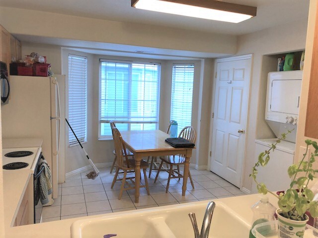 Large Kitchen with Bay Window - 885 E 350 N