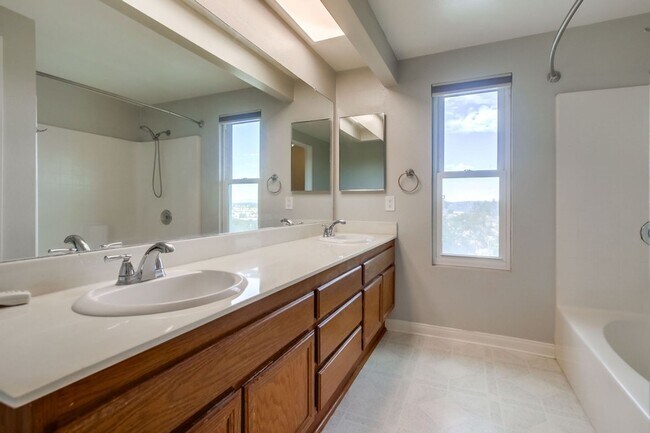 Building Photo - **Available Now*** Encinitas,  4 bedroom, 2.5 bathroom with 2 car garage***