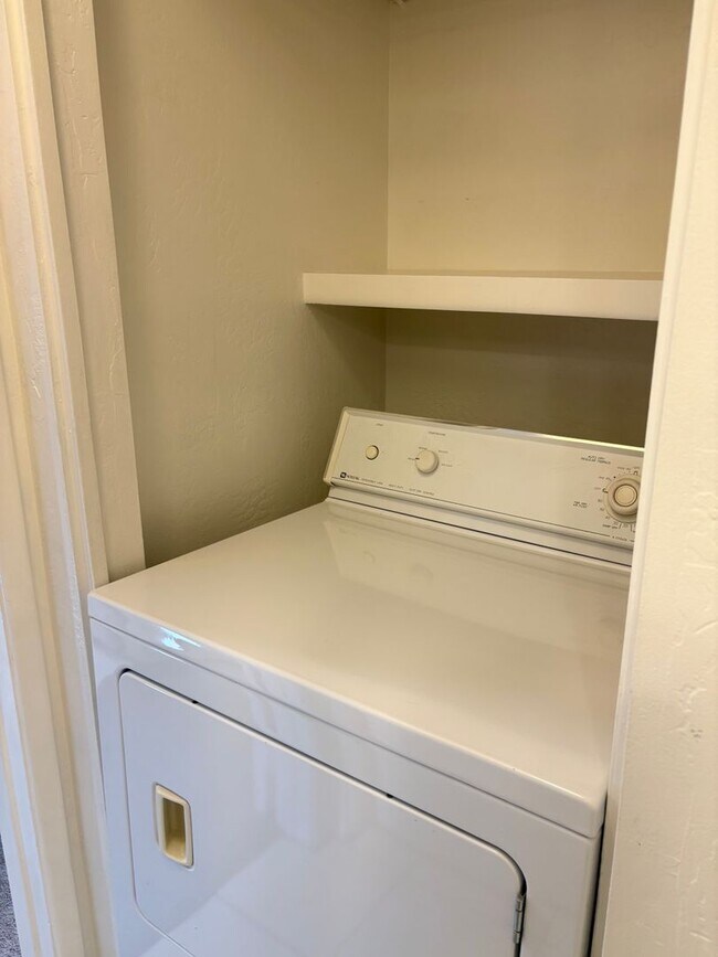 Building Photo - **COZY 2 BEDROOM/1 BATHROOM/GARAGE CONDO I...