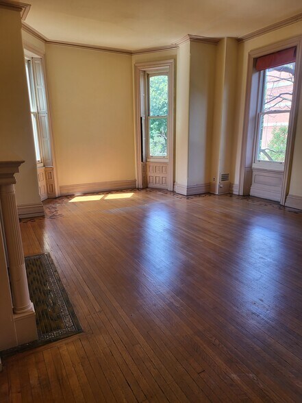 XL master BD, fire place cloet w/safe - 2226 Delancey Plz