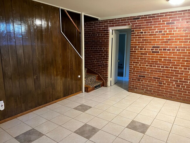 Building Photo - Spacious Home , Great Location