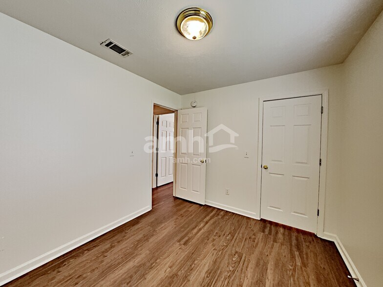 Building Photo - 1202 Larzelere Ln