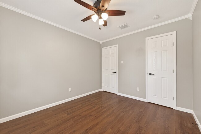 Building Photo - 1720 Old Creek Dr