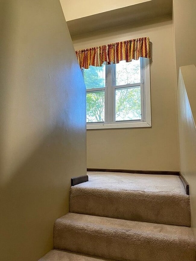 Building Photo - Spacious & Unique Contemporary Home – Perfect for Entertaining and Family Living!