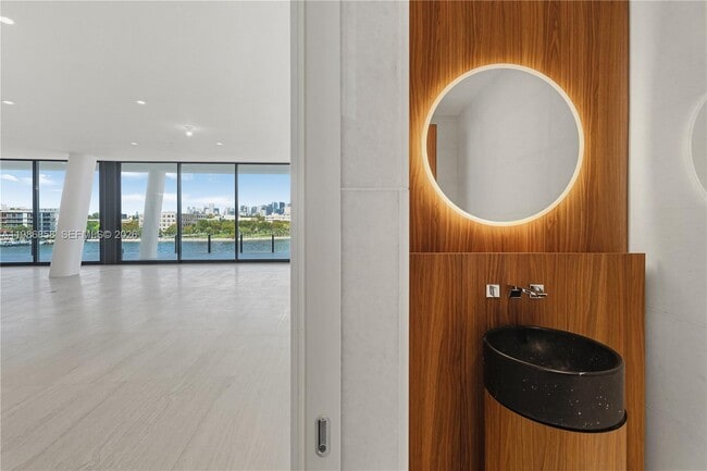 Building Photo - 5 Grove Isle Dr