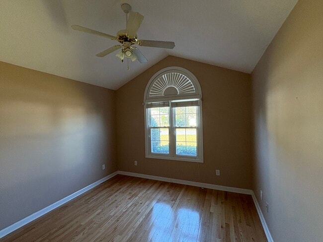 Building Photo - 886 Castlewood Dr