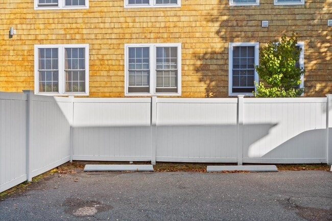 Building Photo - 52 Roslyn St