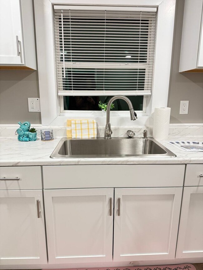 Building Photo - Renovated 4-bedroom 2 full bath, SINGLE FAMILY HOME!!!