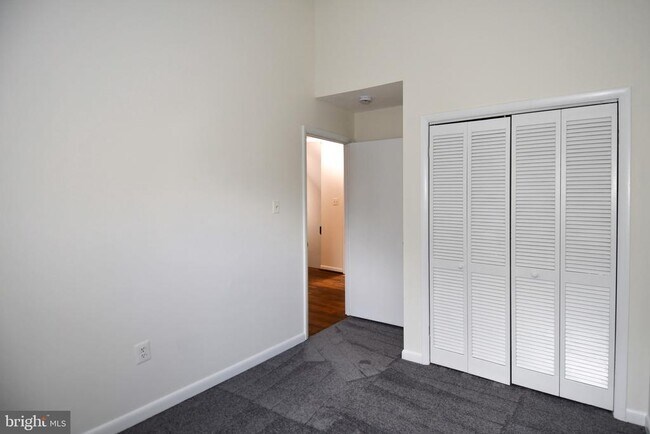 Building Photo - 5175 King Charles Way