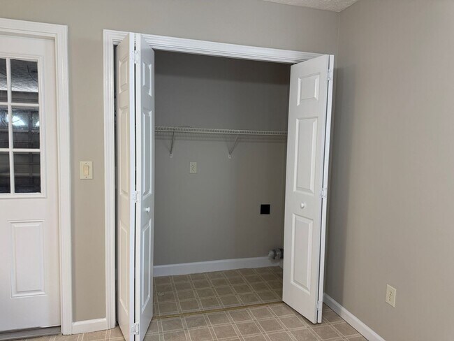Building Photo - 105 Farina Dr