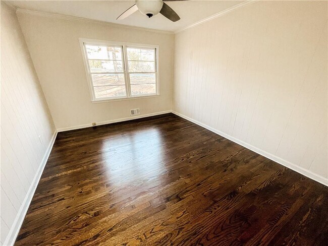 Building Photo - 359 N Victoria Rd