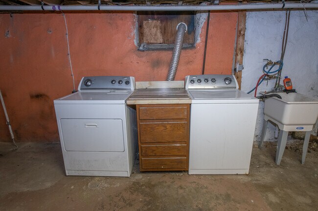 Building Photo - 505 E 19th St