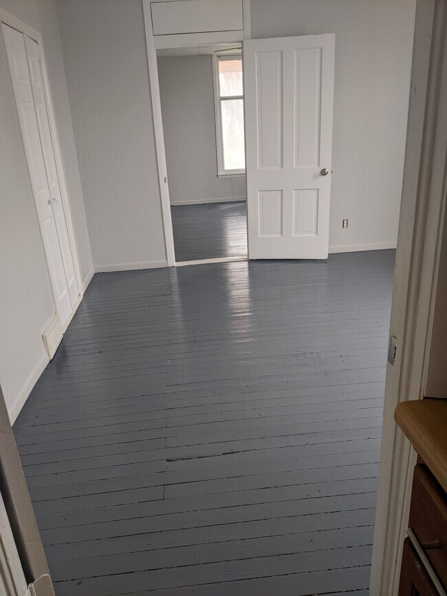 Building Photo - 210 E Main St