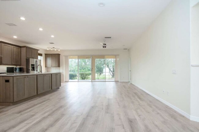 Building Photo - 8419 Whispering Woods Ct