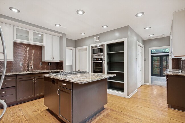 Building Photo - BEAUTIFUL 4-BEDROOM HOME IN ALAMO HEIGHTS