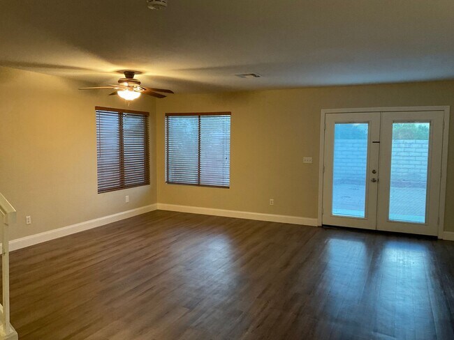 Building Photo - Great 1 home, 3brs, 2bth, 2cg