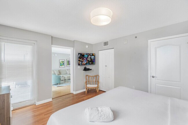 Building Photo - 1 SE 12th St