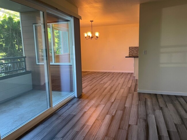 Building Photo - $500 off 1st months rent!!  Bright and Modern Northgate Condo!