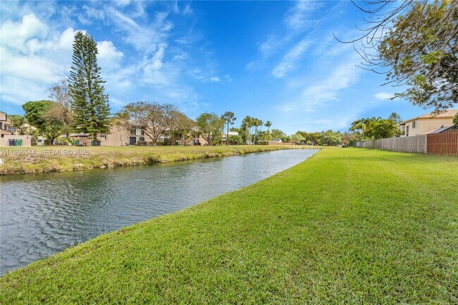 Building Photo - 16000 SW 91st Ct