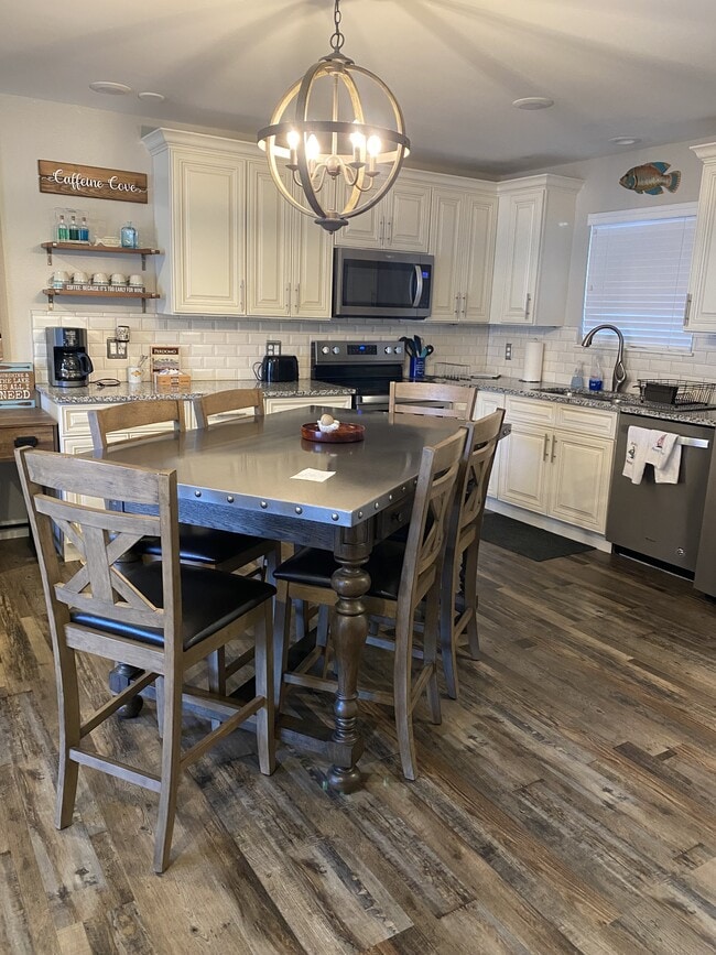 Building Photo - 611 Lazy Days Rd