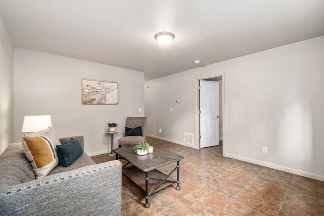 Building Photo - 810 W Laurel St