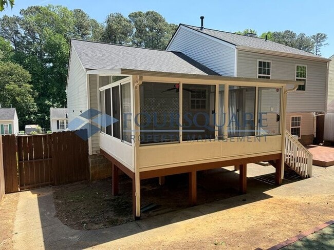 Building Photo - Spacious 4-Bed / 3-Bath Single-Family Home with Sunroom, Fenced Yard. Convenient to Southeast Ral...